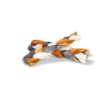 Zwei gedrehte Hundekauartikel aus Fischhaut und Leder, in braun-weißen Farben, vor einem weißen Hintergrund präsentiert.