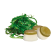 Brins d'algues vertes avec trois friandises pour animaux rondes et bicolores, présentant une base claire et un dessus vert, sur un fond transparent.