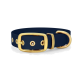 Navy-blaues Haustierhalsband mit goldener Schnalle und Beschlägen, mit mehreren Löchern zur Anpassung.