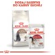 Opakowanie karmy dla zwierząt Royal Canin z "Senior Ageing 12+" suchą karmą i torebką "Instinctive" mokrej karmy, z tekstem zachęcającym do dodawania mokrej karmy do suchej.