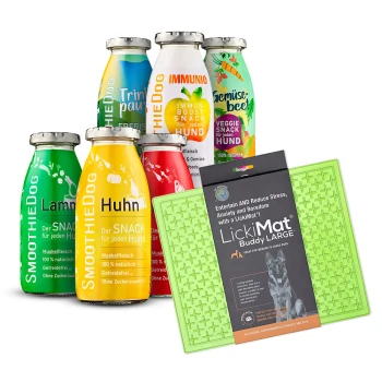 Hundesnacks und eine grüne LickiMat Buddy Large, mit bunten Smoothie-Flaschen mit den Aufschriften "Huhn", "Lind", "Immunio" und "Trinkbar."