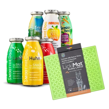 Hundesnacks und eine grüne LickiMat Buddy Large, mit bunten Smoothie-Flaschen mit den Aufschriften "Huhn", "Lind", "Immunio" und "Trinkbar."