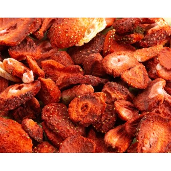 Getrocknete Erdbeerscheiben in verschiedenen Formen und Größen, die lebendige rote Farbtöne und sichtbare Samen zeigen.