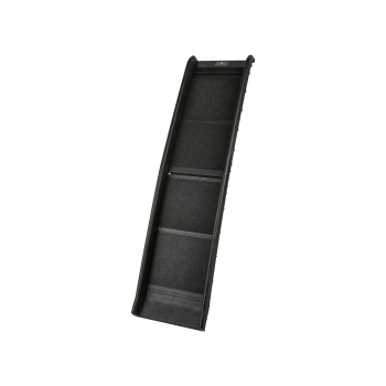 Schwarze gebogene Haustierrampe mit vier strukturierten Anti-Rutsch-Pads und erhöhten Kanten, kleines Logo oben sichtbar.