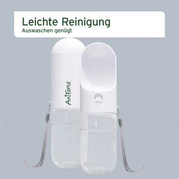Weißer Haustier-Wasserspender mit einem Knopf zur Flusskontrolle, beschriftet mit "Auslaufschutz" und "Wasser fließt nur auf Knopfdruck."