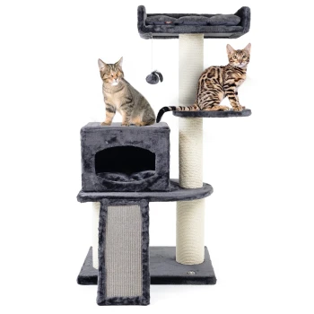 Zwei Katzen, eine getigerte und eine Bengal, sitzen auf einem mehrstöckigen grauen Kratzbaum mit einem Kratzbaum und einem hängenden Spielzeug.