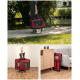 Eine Frau trägt einen roten Haustierträger mit Netzpaneelen, während sie auf einem Weg geht, mit Grün im Hintergrund.