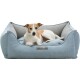 Ein kleiner Hund ruht sich bequem auf einem hellblauen Haustierbett mit grauen Akzenten aus, mit einem Etikett, das "homeEdition" liest.