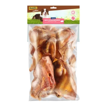 Un sac en plastique transparent rempli de plusieurs friandises pour chiens en oreilles de porc, étiqueté "MultiFit native Snacks Maxi-Schweineohren" sur un fond brun.