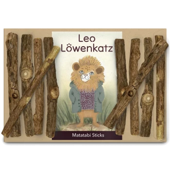 Ein Paket Matatabi-Stäbchen mit einer Cartoon-Löwenfigur namens Leo Löwenkatz, umgeben von natürlichen Holzstäbchen.