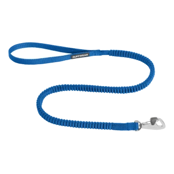 Blaue elastische Hundeleine mit einem stabilen Metallclip, mit einem "RUFFWEAR"-Logo am Griff.