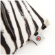 Nahaufnahme eines Haustierbettes mit einem schwarz-weißen gestreiften Design, mit einem kleinen Etikett, das ein rotes Ahornblattlogo zeigt.