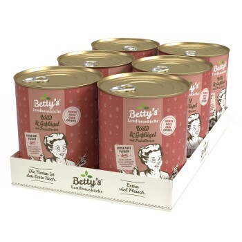Sechs Dosen von Betty's Landhausküche Hundefutter, beschriftet mit 'Wild & Geflügel mit Preiselbeeren', in einem Papptray präsentiert.