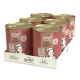 Sechs Dosen von Betty's Landhausküche Hundefutter, beschriftet mit 'Wild & Geflügel mit Preiselbeeren', in einem Papptray präsentiert.