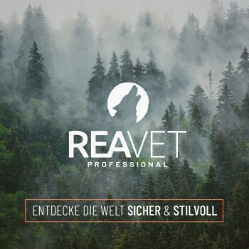 REAVET Professional-Logo mit heulendem Wolf über nebligem immergrünen Wald; Text: 'ENTDECKE DIE WELT SICHER & STILVOLL'