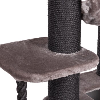Nahaufnahme eines grauen Katzenbaums mit einer plüschigen Plattform und einem strukturierten, mit Seil umwickelten Kratzpfosten.