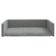 Graues Haustiersofa mit einem gesteppten Kissen und erhöhten Seiten, entworfen für Komfort und Stil in der Haustiermöbel.