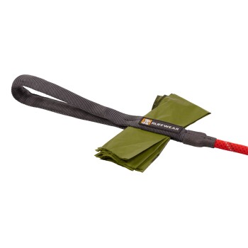 Ein grüner Hundekotbeutelspender, der an einer stabilen Leine mit gepolstertem Griff befestigt ist, mit dem Logo 'RUFFWEAR'.