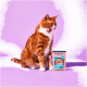Chat orange et blanc léchant ses lèvres à côté d'une poche de nourriture pour chats Pets Deli Classic sur fond violet.