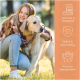 Person umarmt einen Golden Retriever im Freien mit Text, der getreidefreies, hochwertiges, Premium-Monoprotein-Tierfutter hervorhebt.