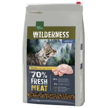 Sac de nourriture pour chats étiqueté "Wilderness Adult" présentant un profil de chat, avec "70% Fresh Meat" et "Huhn" (poulet) affichés en évidence.