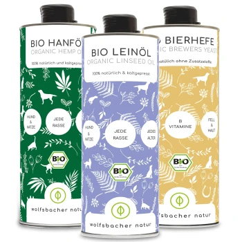 Drei Flaschen organischer Haustieröle: grünes Hanföl, blaues Leinsamenöl und gelbes Bierhefe, jeweils mit Vorteilen für alle Rassen gekennzeichnet.