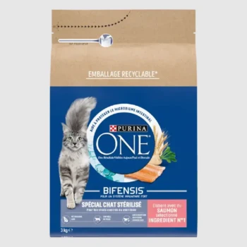 Sac de nourriture pour chat Purina ONE Bifensis, 3 kg, présentant un chat gris, avec un texte mettant en avant les avantages pour les chats stérilisés et le saumon comme ingrédient principal.