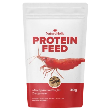 Weiße wiederverschließbare Tüte mit der Aufschrift 'NatureHolic PROTEIN FEED', rotem Garnelenmotiv, Sichtfenster für Pellets und dem Text 'Mischfuttermittel für Ziergarnelen' 30g