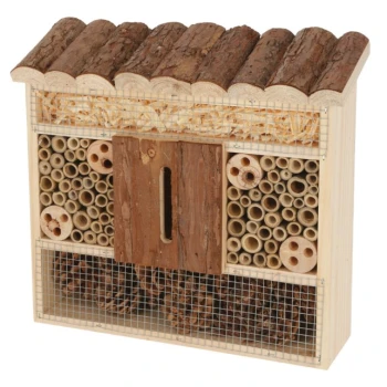 Holz-Insektenhotel mit einem Baumstamm-Dach, ausgestattet mit verschiedenen Röhren und Fächern für Bienen und andere nützliche Insekten.