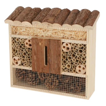 Holz-Insektenhotel mit einem Baumstamm-Dach, ausgestattet mit verschiedenen Röhren und Fächern für Bienen und andere nützliche Insekten.