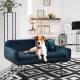 Ein entspannter Hund, der auf einem stilvollen blauen Haustiersofa in einem modernen Wohnzimmer liegt, mit einem Essbereich, der im Hintergrund sichtbar ist.