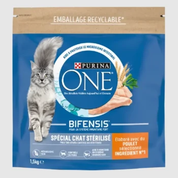 Emballage de nourriture pour chats Purina ONE Bifensis présentant un chat gris, avec un texte mettant en avant les avantages pour les chats stérilisés et le poulet comme ingrédient principal.