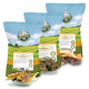 Drei Säcke BELLFOR-Haustierleckereien, beschriftet mit 'Hirsch-Mix', 'Hirsch-Würfel' und 'Hirsch-Snacks', mit einer Schüssel assortierter Trockenfleischstücke davor.