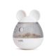 Un distributeur de friandises pour animaux de compagnie en forme de souris, mignon, en blanc et gris, avec des oreilles et une section transparente montrant des croquettes à l'intérieur.