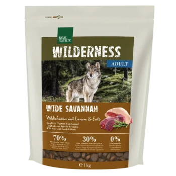 Tüte mit Real Nature Wilderness Hundefutter "Wide Savannah" mit Wildschwein, Lamm und Ente; 70% Fleisch, 30% Früchte/Gemüse, 0% Getreide.