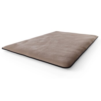 Ein weiches, rechteckiges Tierbett in hellbrauner Farbe mit glatter Textur und schwarzem Rand, entworfen für Komfort.