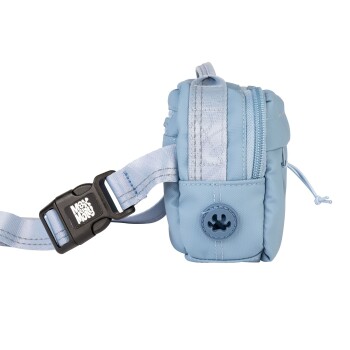 Hellblauer Halter für Hundekotbeutel mit Reißverschluss, verstellbarem Riemen und schwarzer Schnalle mit der Aufschrift „Mooz Mow“.