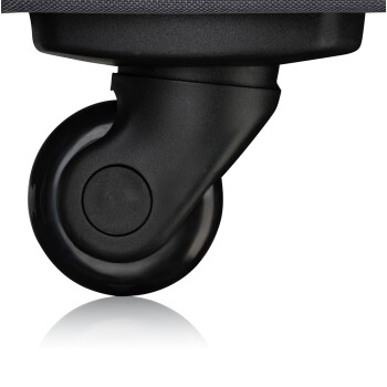 Nahaufnahme eines schwarzen Drehrollenrades, das seine glatte Oberfläche und runde Form zeigt, mit einer reflektierenden Basis.