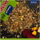 Bunte Zutaten für Haustierfutter, einschließlich getrockneter Früchte, Gemüse und Pellets, verstreut auf einer dunklen Oberfläche mit einer grünen Vitakraft-Tüte.