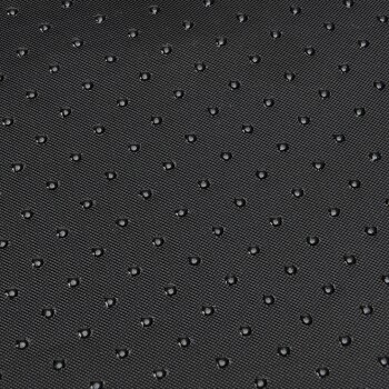 Close-up van een textuur zwarte huisdierenmat met kleine verhoogde stippen, ontworpen voor comfort en grip.
