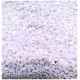 Nahaufnahme feiner weißer Katzenstreu-Granulate, die eine weiche, sandige Textur zeigen, die für Haustiere geeignet ist.
