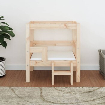 Holz-Hundebett mit einem weißen Kissen, mit einer kleinen Stufe für einfachen Zugang, in einem hellen Raum mit einer Pflanze in der Nähe.