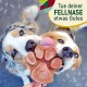 Eine Nahaufnahme eines Hundes, der begierig einen pfotenförmigen Leckerbissen leckt, der von einer Person gehalten wird. Der Text lautet: 'Tue deiner FELLNASE etwas Gutes.'