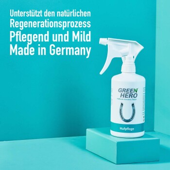 Eine Sprühflasche für Hufpflege "GREEN HERO" mit einem Hufeisen-Graphic auf einem türkisfarbenen Hintergrund. Deutscher Text hebt die Vorteile hervor.