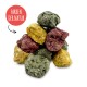 Haufen grüner, gelber und roter natürlicher Haustiersnack-Nuggets mit rotem Aufkleber 'FARBEN DER NATUR'.