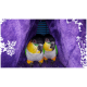 Zwei bunte Vögel, wahrscheinlich Conures, die aus einem gemütlichen lila höhlenartigen Versteck hervorlugen.