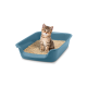 Getigerte Kätzchen sitzt in einer blauen Katzentoilette mit beigem Katzenstreu auf weißem Hintergrund.