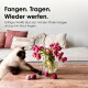 Eine dreifarbige Katze kuschelt friedlich mit einem weichen, pfirsichfarbenen Filzball, mit dem Text "Natürliches Material" und "Katzen lieben Wollfilz" sichtbar.