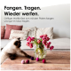 Eine dreifarbige Katze kuschelt friedlich mit einem weichen, pfirsichfarbenen Filzball, mit dem Text "Natürliches Material" und "Katzen lieben Wollfilz" sichtbar.