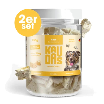 Glas mit KAUDAS gefriergetrockneten Käse-Hundeleckerlis (150g) für Training und Belohnungen, mit einem verspielten Hund, hergestellt in Deutschland.